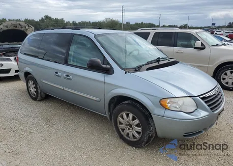 2005 Chrysler Town & Country Touring from USA, damaged, VIN 2C4GP54L45R395292